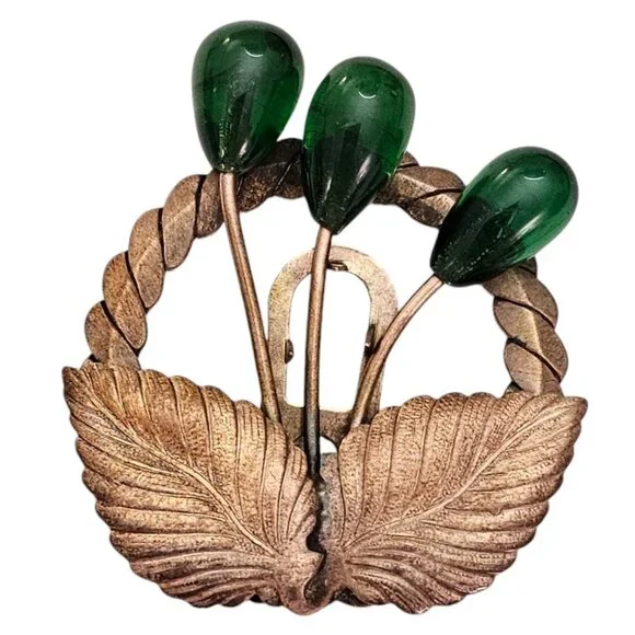 Green Poured Glass Gold Tone Open Round Fur Clip L540